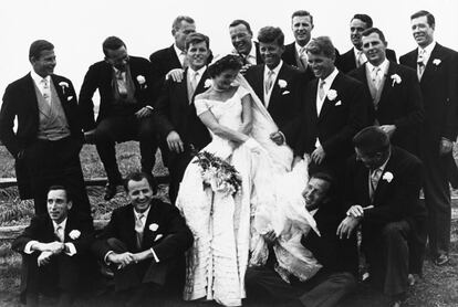 Jackie y Jphn Kennedy, rodeados de amigos y familiares el día de su boda.