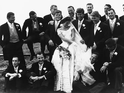 Jackie y Jphn Kennedy, rodeados de amigos y familiares el día de su boda.