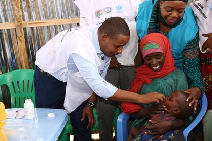 Cinco días, tres organizaciones y un objetivo claro: acabar con el sarampión. La última campaña masiva de Unicef, la Organización Mundial de la Salud y el Gobierno de Somalia ha permitido vacunar a 4,2 millones de personas en todo el país, incluidos un millón de niños de entre seis meses y diez años de edad en Puntlandia.