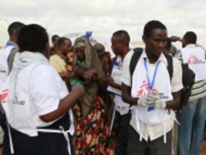 Miembros de Médicos sin Fronteras (MSF) en el campo de Dadaab.