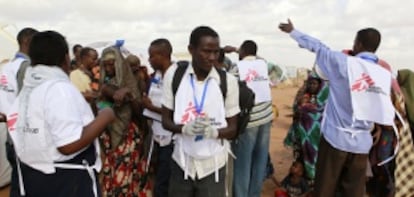 Miembros de Médicos sin Fronteras (MSF) en el campo de Dadaab.