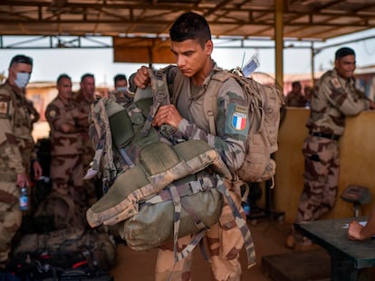 Soldados franceses de Barkhane se retiran de la base militar de Gao, en el norte de Malí, el pasado 9 de junio de 2021.