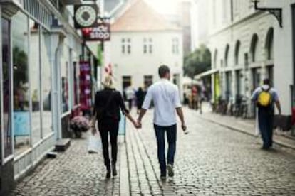 De compras por una de las calles adoquinadas del centro de Aarhus, en Dinamarca.