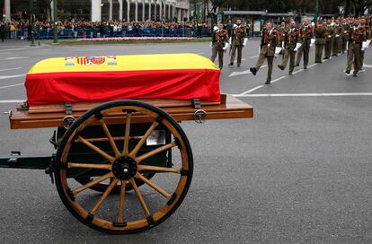 El féretro con los restos mortales de Adolfo Suárez en la plaza de la Cibeles de Madrid.