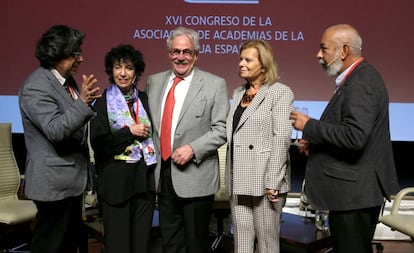 Desde la izquierda, Fernando Iwasaki, Luisa Valenzuela, Gonzalo Celorio, Carme Riera y Leonardo Padura, este lunes en Sevilla.