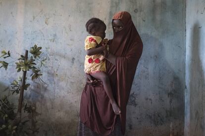 Dada, de 15 años, sostiene a su bebé de 18 meses. Ambas viven en la comunidad de Maiduguri, en el Estado de Borno al noreste de Nigeria.