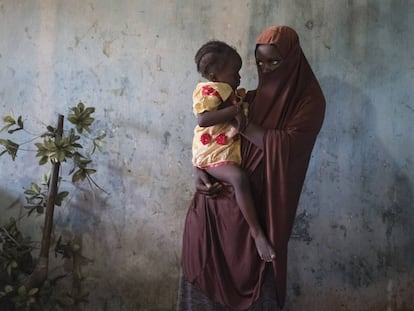 Dada, de 15 años, sostiene a su bebé de 18 meses. Ambas viven en la comunidad de Maiduguri, en el Estado de Borno al noreste de Nigeria. 