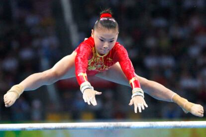 La gimnasta china He Kexin, durante Pekín 2008.