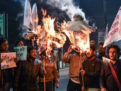 Un grupo de estudiantes indios protesta por la enmienda de la ley de ciudadanía en Guwahati, el 8 de enero.