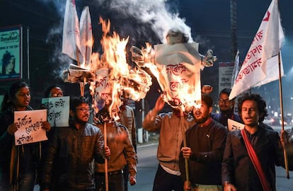 Un grupo de estudiantes indios protesta por la enmienda de la ley de ciudadanía en Guwahati, el 8 de enero.