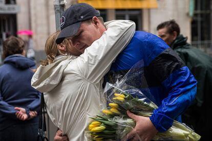 Una pareja se abraza durante el homenaje a las víctimas del atentado de Boston. Se cumple exactamente un año de la masacre, en la que murieron tres personas y 260 fueron heridas, entre ellas quince con amputaciones.