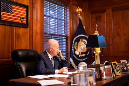 Joe Biden presidente de Estados Unidos habla con Vladimir Putin presidente de Rusia