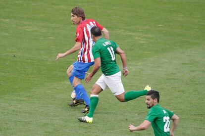 Julio Salinas en una jugada del partido.