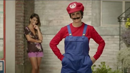 Pen&eacute;lope Cruz y su hermana M&oacute;nica, en el anuncio de Nintendo.