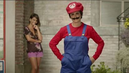 Penélope Cruz y su hermana Mónica, en el anuncio de Nintendo.