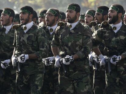 Milicianos <i>basiyí</i> afiliados a la Guardia Revolucionaria, durante un desfile en 2008.