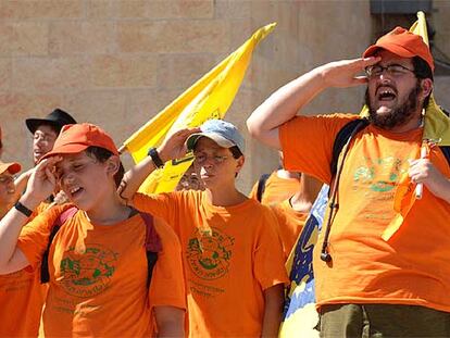 Niños colonos de Gaza saludan militarmente con su instructor junto al Muro de las Lamentaciones, en Jerusalén.