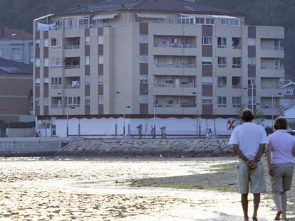 Edificio Salitre, de Moaña, amenazado de derribo por la aplicación de la Ley de Costas, que se salvaría con la propuesta del PP.