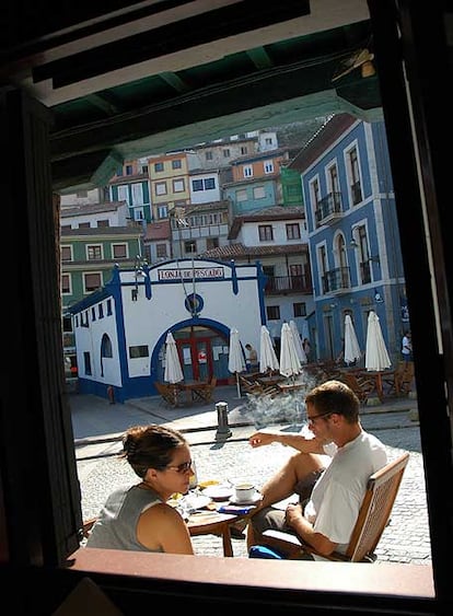 La antigua lonja de Cudillero (al fondo) se ha convertido en Aula del Mar, donde  se recrea el mundo pesquero.