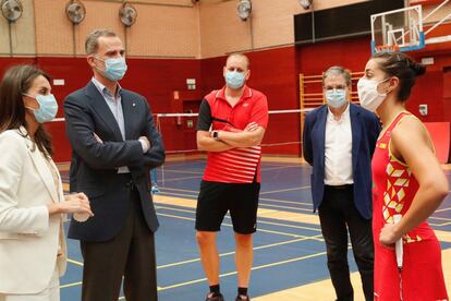 Los reyes Felipe VI y Letizia estuvieron este lunes en el Centro de Alto Rendimiento de Madrid, dependiente del Consejo Superior de Deportes (CSD). Acompañados por el ministro de Cultura y Deportes, José Manuel Rodríguez Uribes, y por la presidenta del CSD, Irene Lozano, los monarcas hablaron con deportistas que ya se están entrenando tras la paulatina vuelta a la normalidad, como la jugadora de bádminton Carolina Marín (en imagen).