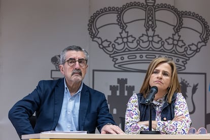 La delegada del Gobierno en la Comunitat Valenciana, Pilar Bernabé, acompañada por el comisionado del Gobierno para la reconstrucción, José María Ángel, durante su comparecencia de este martes en Valencia. 