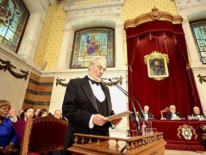 Manuel Guti&eacute;rrez Arag&oacute;n durante la lectura de su discurso de ingreso en la RAE.