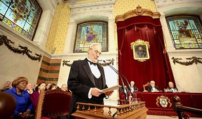 Manuel Guti&eacute;rrez Arag&oacute;n durante la lectura de su discurso de ingreso en la RAE.