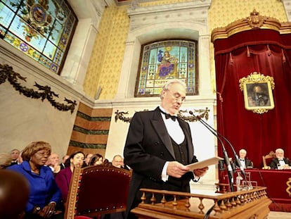 Manuel Guti&eacute;rrez Arag&oacute;n durante la lectura de su discurso de ingreso en la RAE.