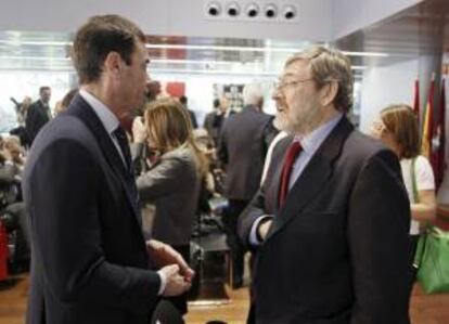 El secretario general de los socialistas madrileños, Tomás Gómez (i), conversa con el portavoz del PSOE en el Ayuntamiento madrileño, Jaime Lissavetzky, el 5 de noviembre de 2013, durante la presentación de la novela ganadora del Premio Planeta 2013, "El cielo ha vuelto", de Clara Sánchez, y la finalista, "El buen hijo", de Ángeles González-Sinde, en el Pabellón de los Jardines de Cecilio Rodríguez del Parque del Retiro de Madrid.