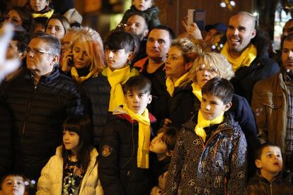 Una familia espera la llegada de los Reyes Magos, en Barcelona.