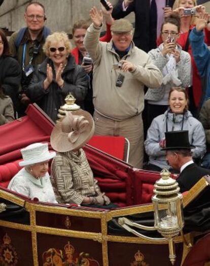 La familia real británica se dirige en carroza a un almuerzo en Westminster Hall el 5 de junio.