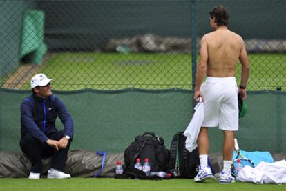 Toni Nadal conversa con Rafael durante un entrenamiento en Londres.