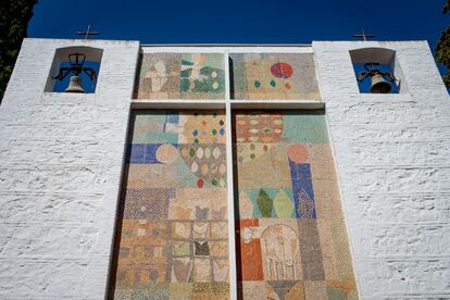 Fachada de la iglesia de Villalba de Calatrava, obra del arquitecto José Luis Fernández del Amo, con la cerámica de Manuel Hernández Mompó.