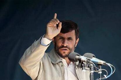Mahmud Ahmadineyad, en un momento de su discurso de ayer en la ciudad de Roshtkhar.