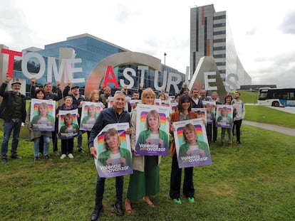 La candidata de Podemos a la Presidencia del Principado, Covadonga Tomé, en un acto de partido con el cartel de su candidatura en el inicio de la campaña de las autonómicas del 28-M.