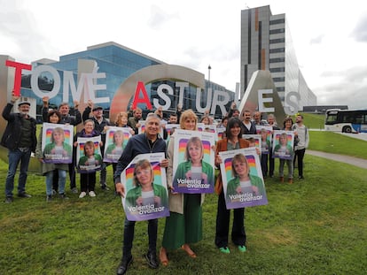 La entonces candidata de Podemos a la Presidencia del Principado, Covadonga Tomé (primera fila, centro) sujeta el cartel de su candidatura con motivo del inicio de campaña el pasado 11 de mayo, en la entrada del Hospital Universitario Central de Asturias (HUCA), en Oviedo.