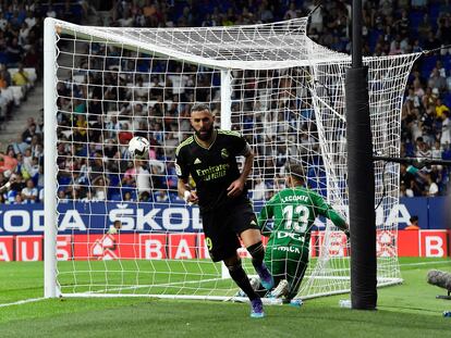 Real Madrid's French forward Karim Benzema (C) scores his team's second goal during the Spanish League football match between RCD Espanyol and Real Madrid CF at�the RCDE Stadium in Cornella de Llobregat on August 28, 2022. (Photo by Pau BARRENA / AFP)