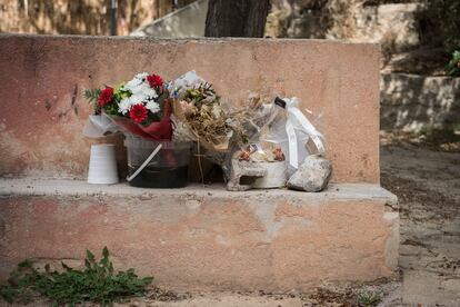 Monumento en recuerdo de un joven asesinado en Bassens en junio.