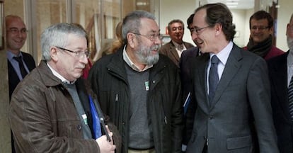 Toxo (izquierda) y M&eacute;ndez (centro), ayer con Alfonso Alonso.