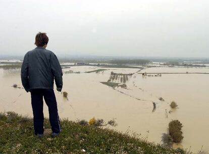 Preocupación en el noreste peninsular ante la crecida del Ebro, el río más caudaloso de España, por las últimas lluvias. Protección Civil ha alertado a las delegaciones del Gobierno en Navarra, Aragón y Cataluña. Ya se han desalojado varias localidades navarras y se han cortado numerosas carreteras de la vía secundaria de la comunidad foral y de Aragón, que se prepara para recibir en las próximas horas la punta de la crecida, que irá desplazándose aguas a bajo, afectando también previsiblemente a Cataluña.