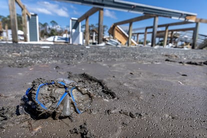  Según el Centro Nacional de Huracanes, 'Helene' se degradó a tormenta tropical mientras avanza hacia el norte. 