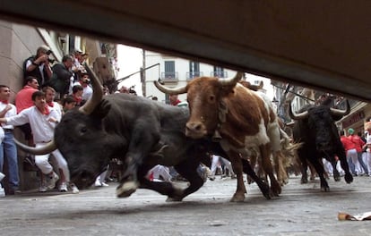 Un momento del segundo encierro de toros de las fiestas de San Fermín, en 2000.