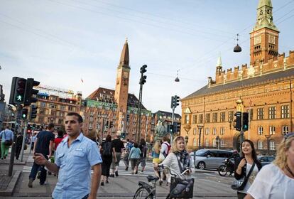 Paseantes en la plaza del ayuntamiento de Copenhague.