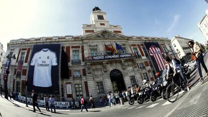 Camisetas gigantes de Real Madrid y Atlético en la Casa del Reloj.