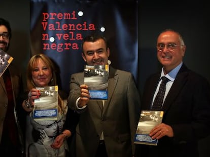 El premiado Manuel Barea, la diputada María Jesús Puchalt, Lorenzo Silva y el director de la Alfons, Vicent Ribes, en el Muvim.