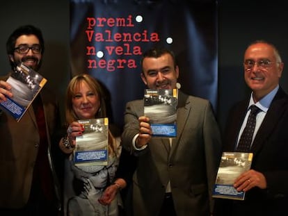 El premiado Manuel Barea, la diputada María Jesús Puchalt, Lorenzo Silva y el director de la Alfons, Vicent Ribes, en el Muvim.