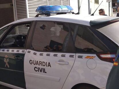 Un coche de la Guardia Civil entra en los juzgados de V&eacute;lez-M&aacute;laga. 