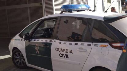 Un coche de la Guardia Civil entra en los juzgados de V&eacute;lez-M&aacute;laga. 
