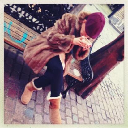 Adriana Faverio en Londres con un abrigo de segunda mano (30 libras) y botas UGG australianas (200 euros).