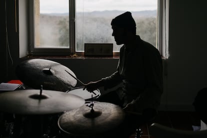 Eduardo Guzmán tocando la batería con el monte burgalés al fondo.